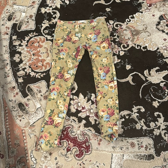 Jeans with flowers on it - Picture 1 of 2